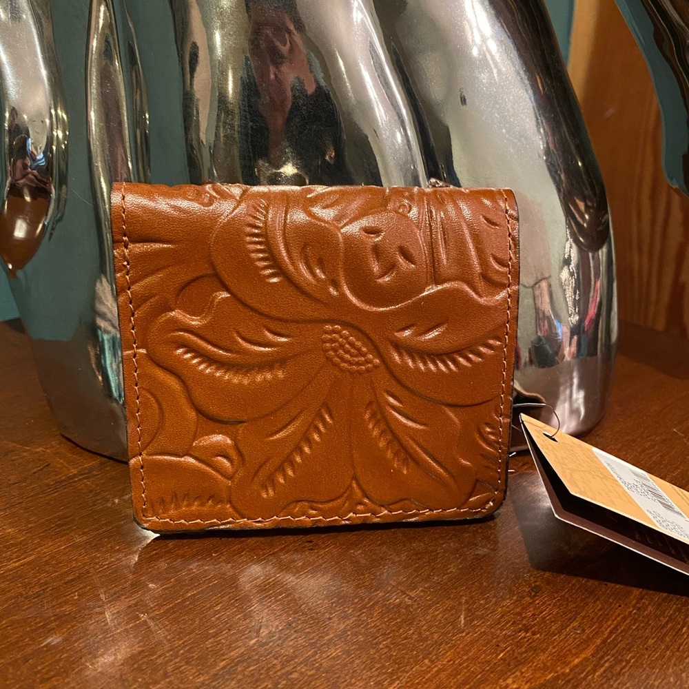 ⭐️ NWOT Patricia Nash Brown Tan tooled Italian leather bifold snap wallet